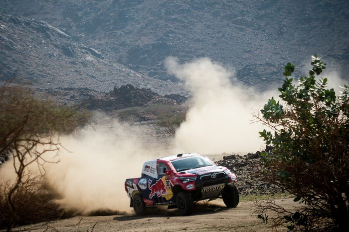 Nasser Al-Attiyah membesut Toyota Hilux pada Reli Dakar 2021