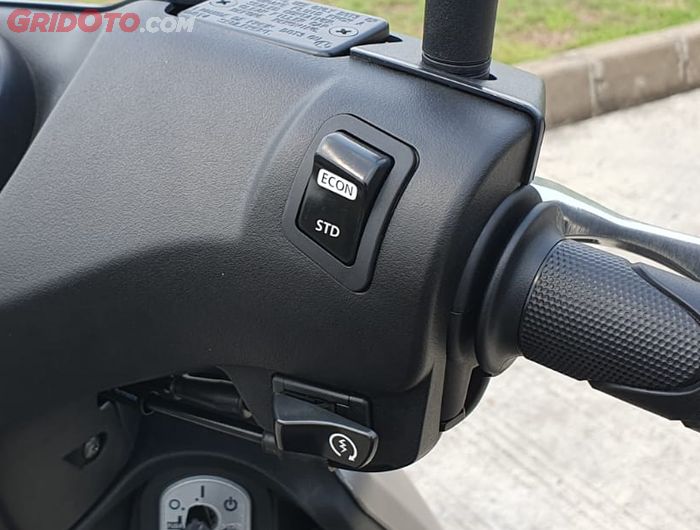 Mengganti Riding Mode Honda EM1 e: dengan menekan tombol di setang kanan