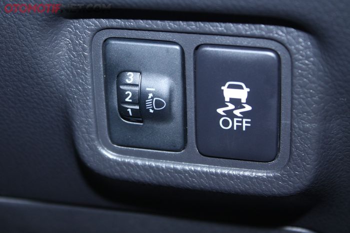 Mitsubishi Xpander : Setelan leveling untuk headlamp diposisikan di sebelah tombol VSC