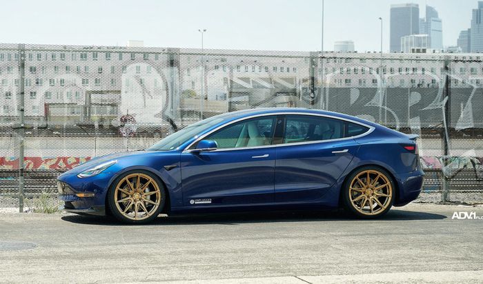 Sektor kaki-kaki Tesla Model 3 dipasok dengan lowering kit