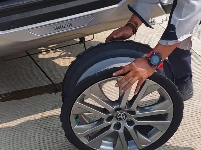 Tangkapan gambar video petugas Tol Desari yang membantu pengguna Toyota Kijang Innova Zenix ban robek.