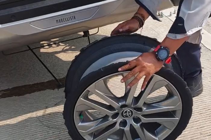 Tangkapan gambar video petugas Tol Desari yang membantu pengguna Toyota Kijang Innova Zenix ban robek.