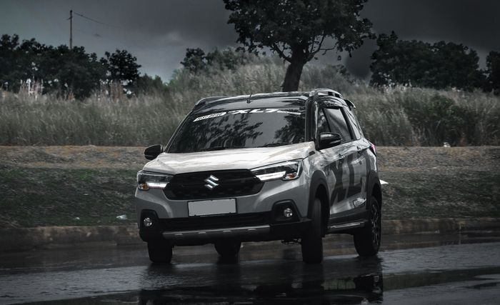 Saat jalan licin atau ada genangan air, traksi roda bisa hilang 