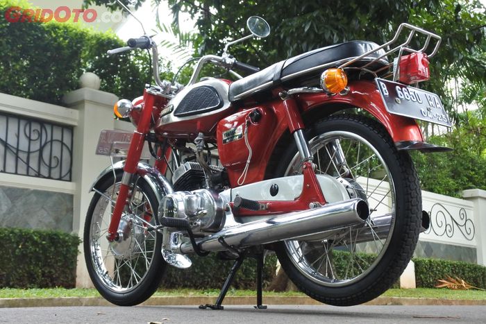 Knalpot kiri kanan menjadi ciri khas motor twin era 70an.