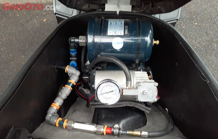 Terpasang sebuah kompresor angin rahasia di dalam bagasi Yamaha XMAX