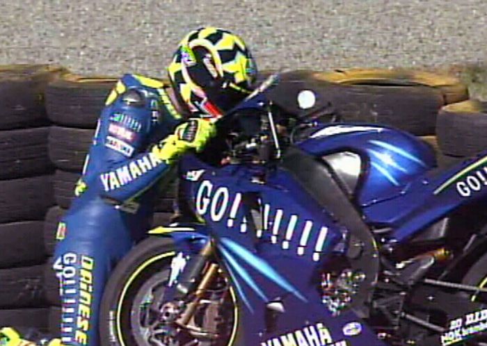 Valentino Rossi mencium Yamaha YZR-M1 ketika pertama kali menang