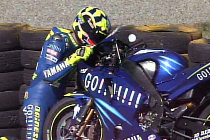 Valentino Rossi mencium Yamaha YZR-M1 ketika pertama kali menang