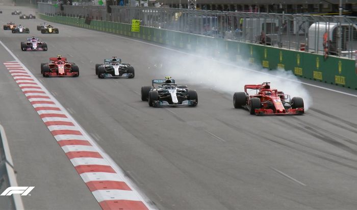 Melihat ada celah untuk bisa mendahului Valtteri Bottas, Sebastian Vettel menyodok dari bagian dalam menuju tikungan ke kiri