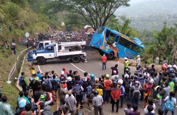 Proses evakuasi bus maut yang terjun ke jurang sedalam 30 meter melibatkan dua mobil derek, Minggu (
