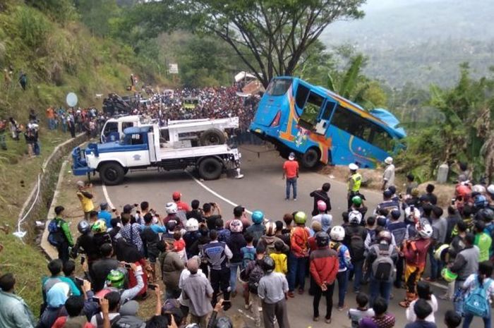 Proses evakuasi bus maut yang terjun ke jurang sedalam 30 meter melibatkan dua mobil derek, Minggu (