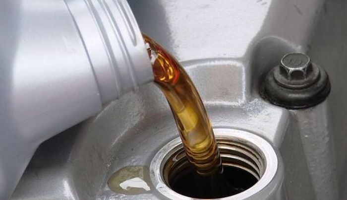 Ilustrasi pemakaian oli mobil untuk mesin motor
