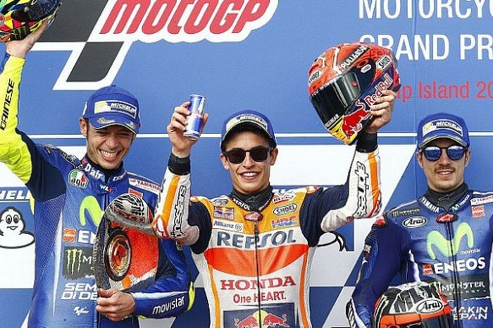 Juara GP Australia 2017, Marc Marquez (tengah, Repsol Honda), melakukan selebrasi di atas podium bersama dua pebalap Movistar Yamaha MotoGP, Valentino Rossi (kiri) dan Maverick Vinales.