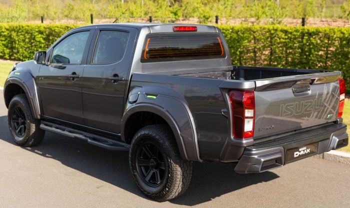 Spoiler di pintu bagasi belakang