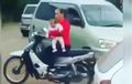 Bikin Dengkul Lemes, Video Emak-emak Naik Motor Sambil Gendong Balitas Ditabrak dari Samping