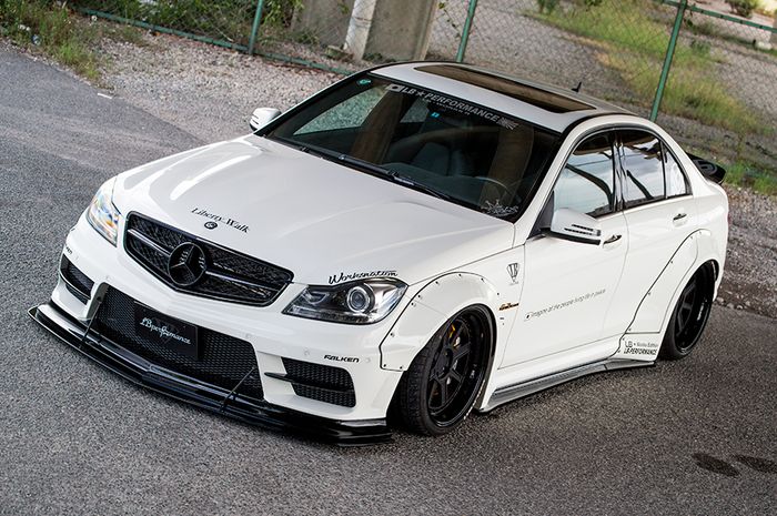 Modifikasi Mercedes-AMG C63 bergaya street racing usai dipoles Liberty Walk, Jepang