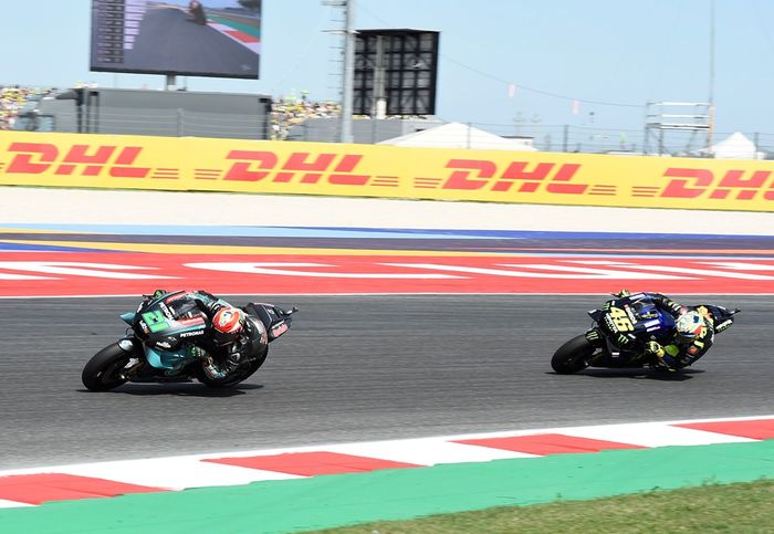 Franco Morbidelli saat berada di depan Valentino Rossi di MotoGP San Marino