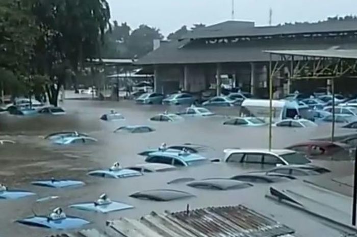 Ilustrasi mobil terendam banjir.