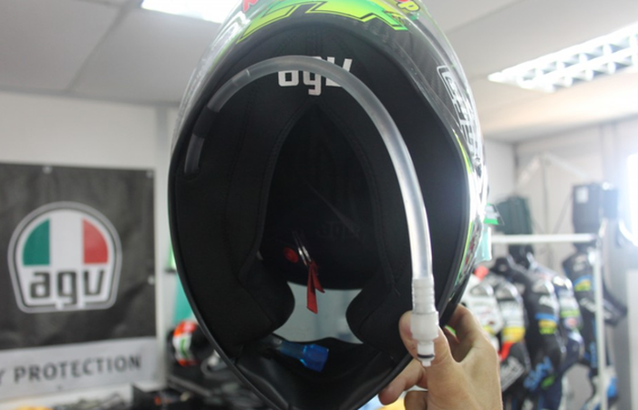 Helm yang dipasangi selang  untuk minum pembalap