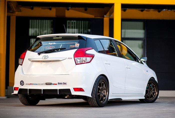 Tampilan belakang modifikasi Toyota Yaris lele street racing dibalut body kit minimalis
