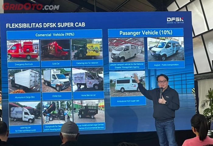 Cing Hok Rifin, Director of Sales Center PT Sokonindo Automobile, menunjukan fleksibilitas DFSK Super Cab