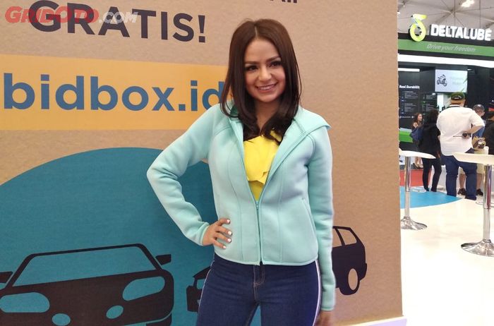 mobil yang dibeli DJ Yasmin dari Bidbox ialah Pajero Sport