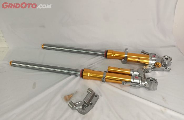 KYTA Suspension SFF-25 dijual sepaket dengan as dan inner kit, jadi tinggal pasang, menggantikan sok standar XMAX