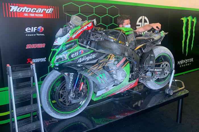 Kondisi Kawasaki Ninja ZX-10RR milik Jonathan Rea yang mengalami crash pada tes di sirkuit Misano, Italia