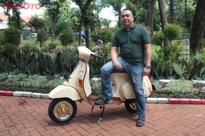 Arief Kurniawan dengan Vespa Corsa kesayangannya