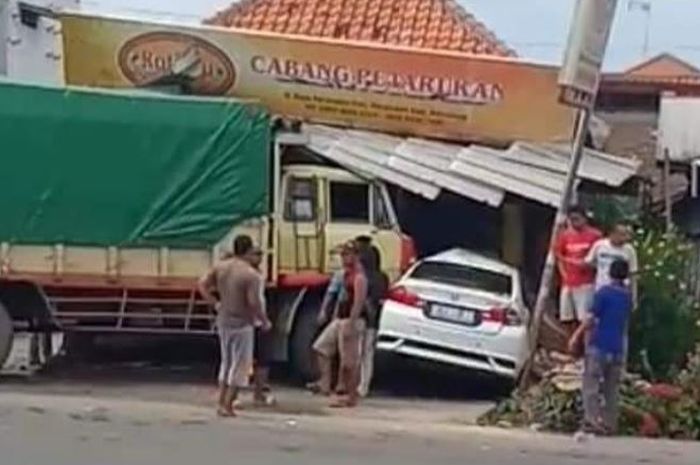Honda City, tiga motor dan toko roti di Pemalang ditebas truk