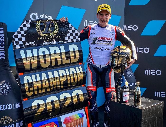 Albert Arenas resmi jadi juara dunia Moto3 2020 meski finish di posisi 12