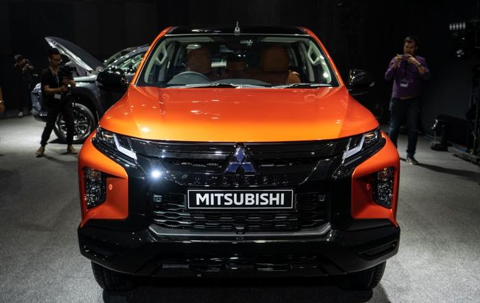 Warna oranye terlihat kontras dengan gril dan bumper depan hitam