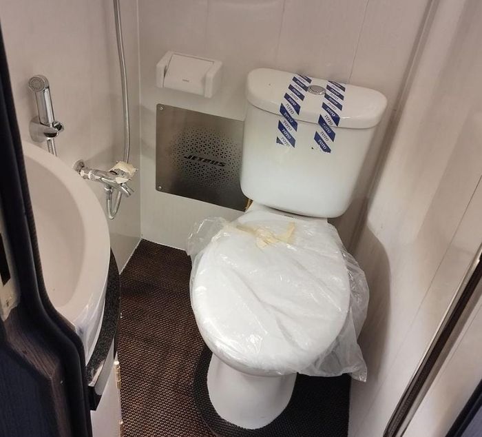 Toilet pada bus mewah milik PO Starbus.