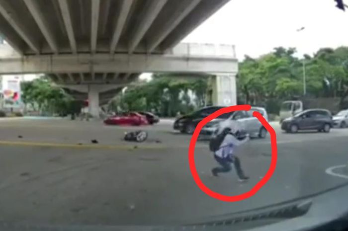 Pemotor yang bertingkah aneh usai terobos lampu merah dan tertabrak mobil.