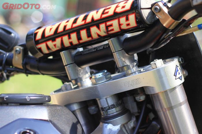 Segitiga atas pakai Applied Racing dari aluminium, kuat dan ringan 