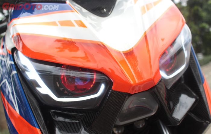 Selain projektor, headlamp Yamaha XMAX ini terpasang alis DRL plus demon eyes