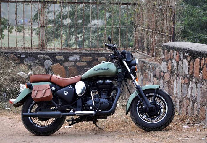 Royal Enfield Classic 500 &ldquo;battle green&rdquo; hasil garapan Puranam Design