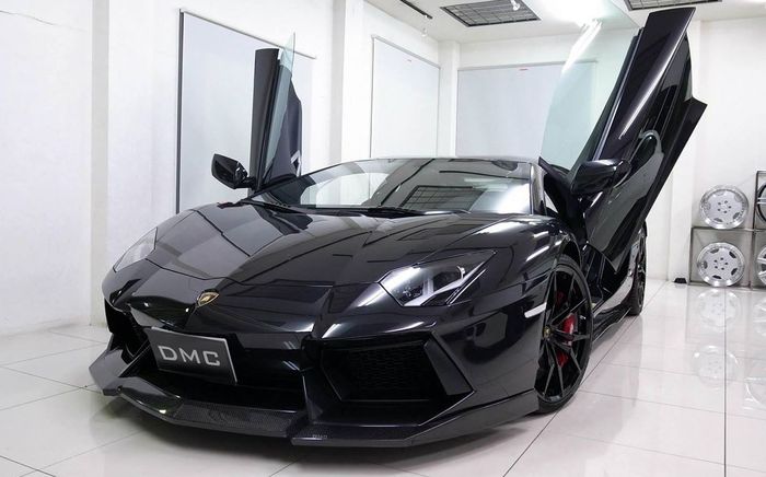 Lamborghini Aventador berkelir hitam dilengkapi body kit Molto Veloce