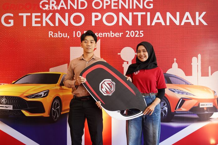 Secara simbolis pihak MG menyerahkan kunci kepada konsumen di Pontianak 