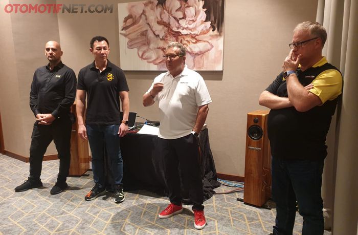 CEO PT Audio Plus Indonesia, Andreas Tjahjadi resmi melakukan penandatanganan kerjasama dengan Head of International Sales and Marketing Tchernov Cable, Antoine Montana