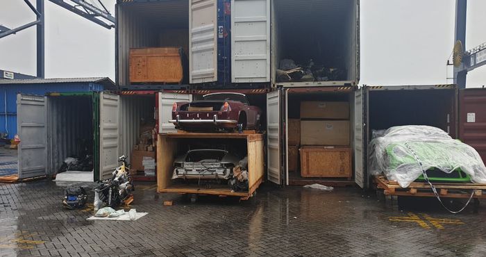 Penggagalan penyelundupan puluhan motor dan mobil mewah Direktorat Jenderal Bea dan Cukai (DJBC), Kementerian Keuangan (Kemenkeu), Kepolisian Republik Indonesia, TNI dan Kejaksaan di Terminal Peti Kemas Koja, Jakarta Utara (17/12/2019)