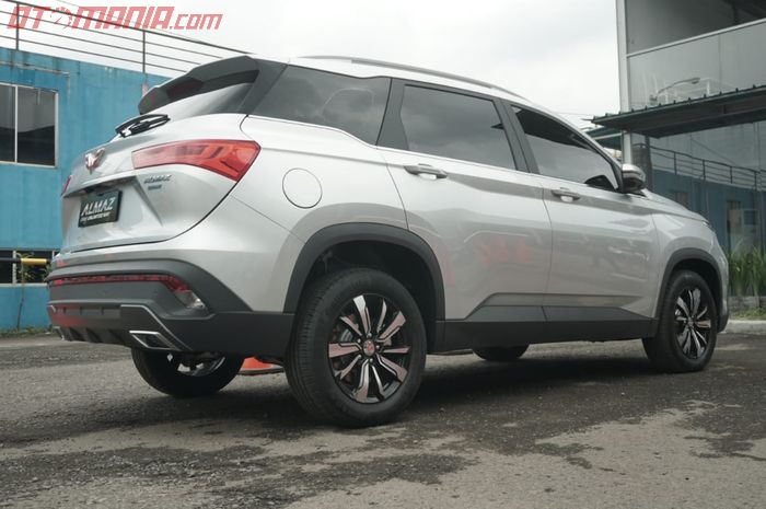 Desain samping terlihat kokoh, kaca belakang mirip Fortuner