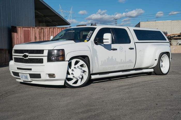 Chevrolet Silverado Ini  Punya 6 Roda Engga Biasa