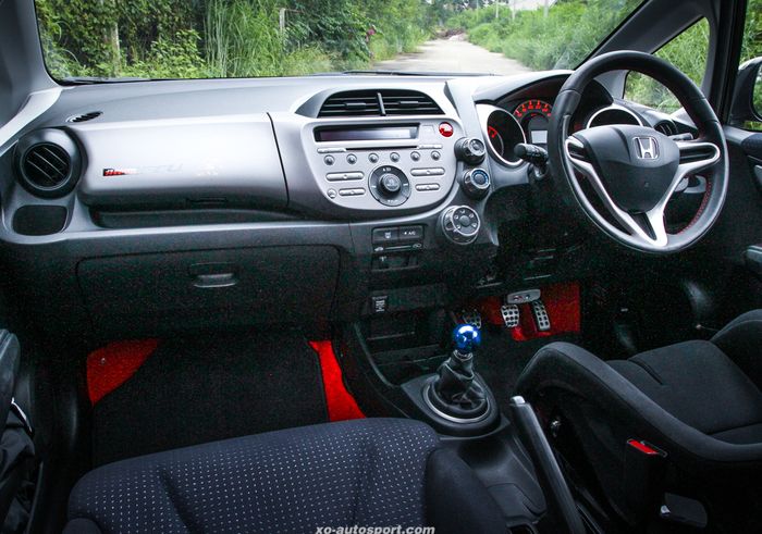 Tampilan kabin sporty minimalis modifikasi Honda Jazz GE8
