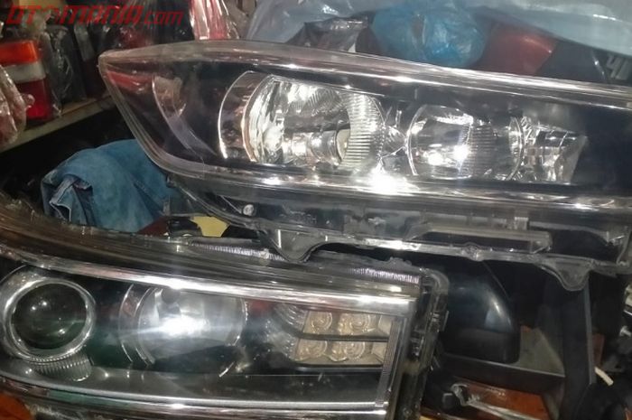  Head lamp Toyota Innova Reborn  bekas di gerai Syifa Jaya.