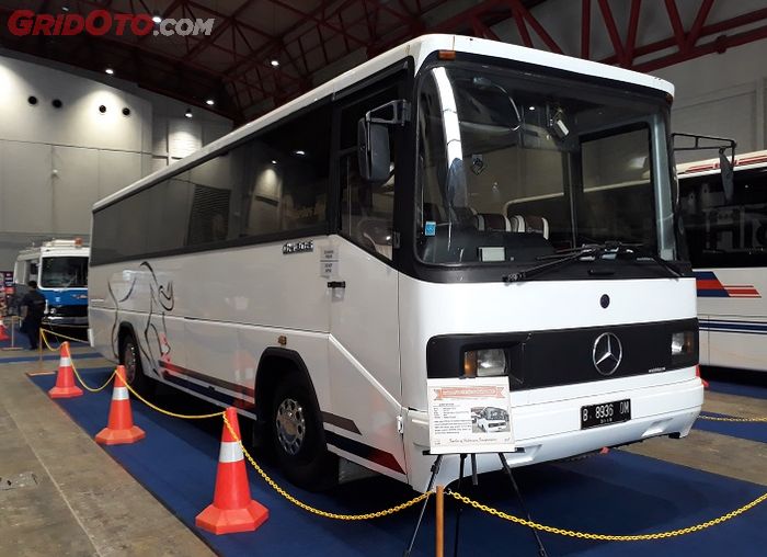 Bus yang melayani anggota DPR sejak tahun 1991, Mercedes-Benz OH 1113, tahun 1991