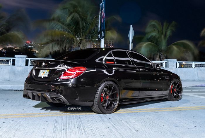 Modifikasi Mercedes-AMG C63 S tampil agresif modal ubahan minimalis