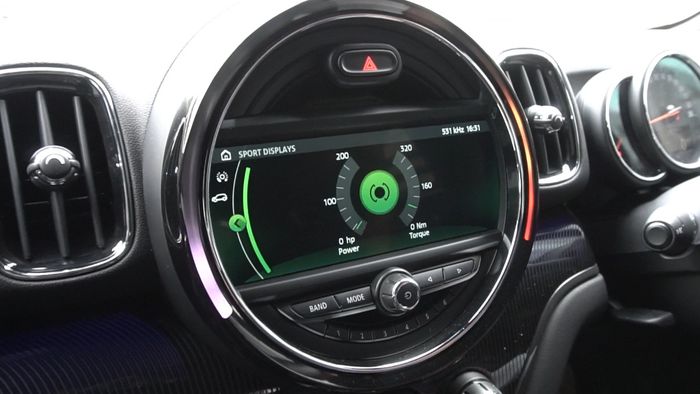 Sport Display menampilkan tenaga dan torsi secara aktual