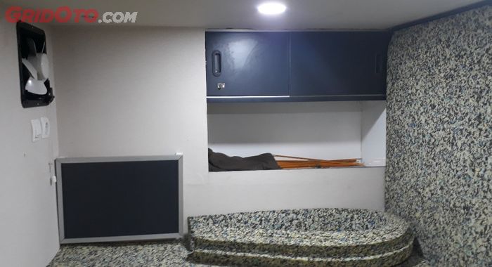 Kamar tidur dengan tempat tidur yang cukup empuk dan nyaman