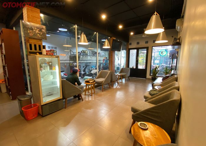 Tempat tunggu yang nyaman siap memanja konsumen selama menunggu motornya diservis