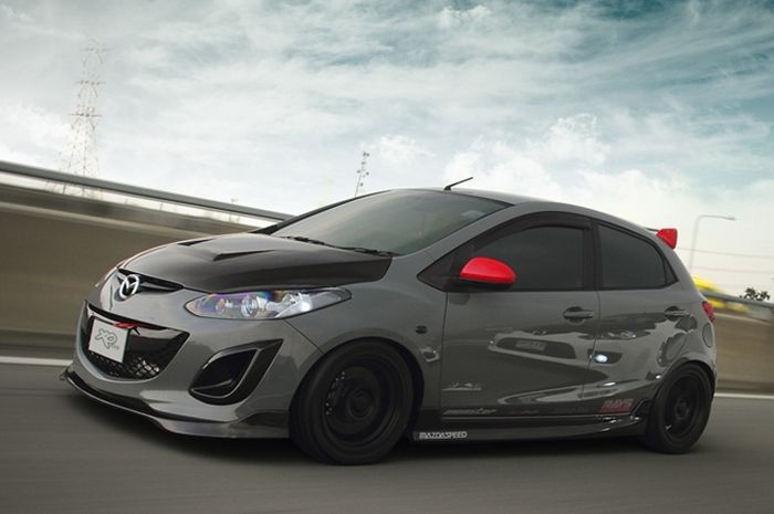 Modifikasi Mazda2 lama asal Thailand bergaya street racing yang dilabeli Mazda Evil Track